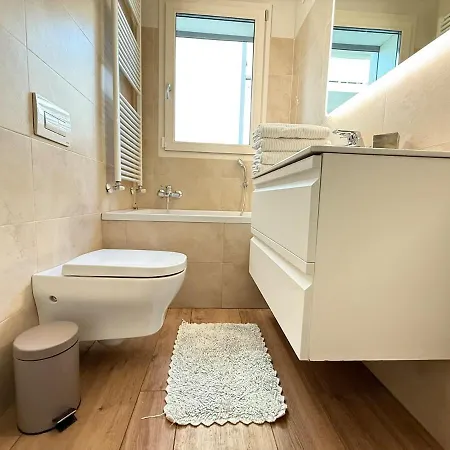 Appartamento In Citta Con Giardino E Piscina Privati